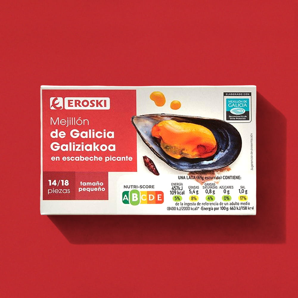 Fotografía de packaging de mejillones en escabeche picante Eroski con imagen gastronómica integrada