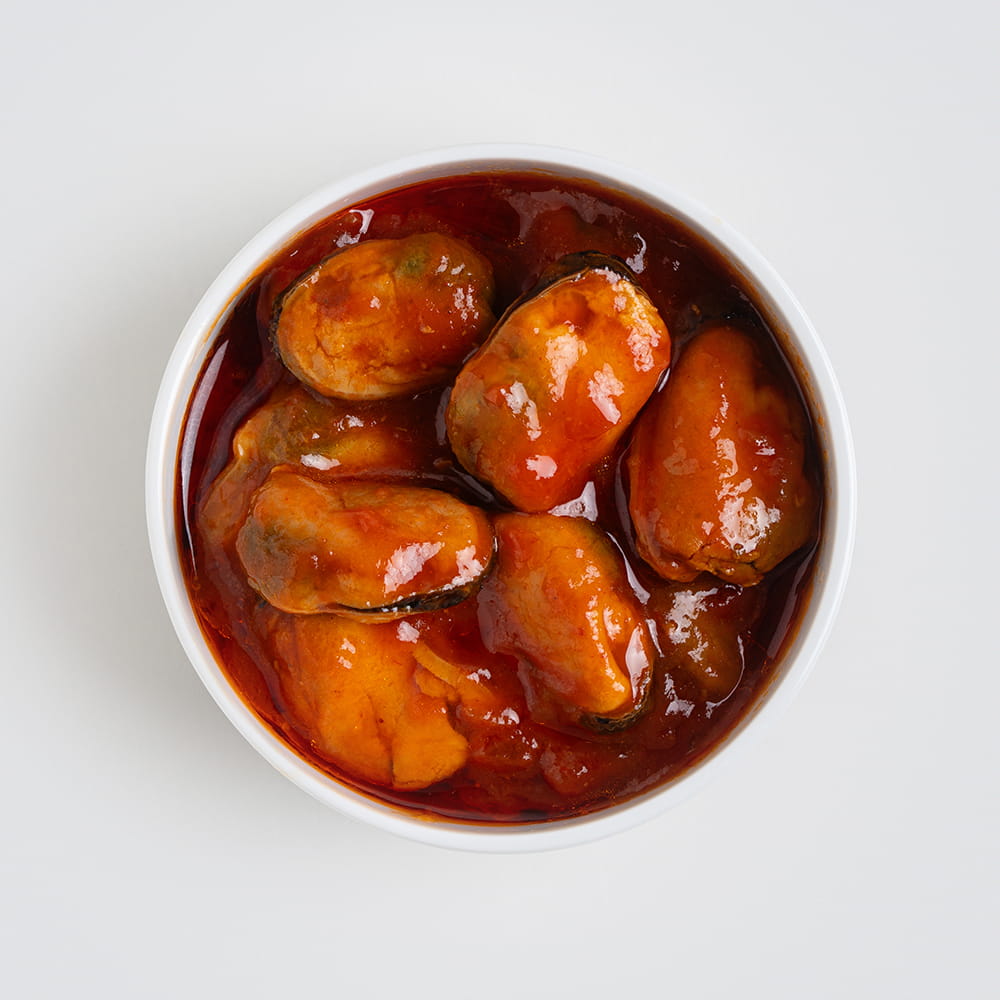 Fotografía cenital de mejillones en salsa vieira para diseño de packaging de conservas Eroski realizada por Cristina Navarro