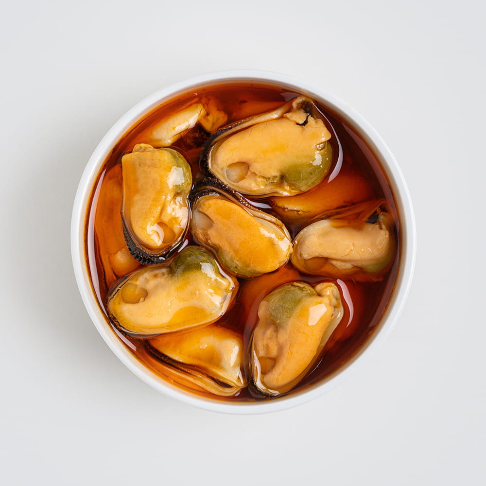Fotografía cenital de mejillones en escabeche en bol para diseño de packaging de conservas realizada por Cristina Navarro
