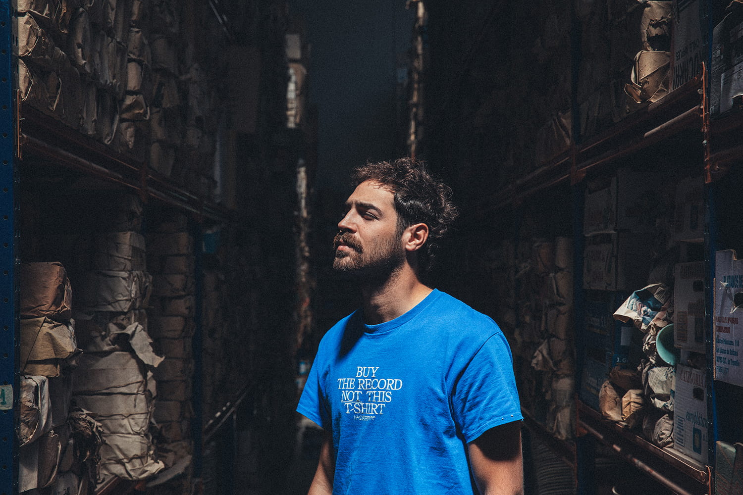 Retrato artístico en claroscuro de Juan Bohajar en su almacén de Cristal Antiguo, realizado por la fotógrafa Cristina Navarro.